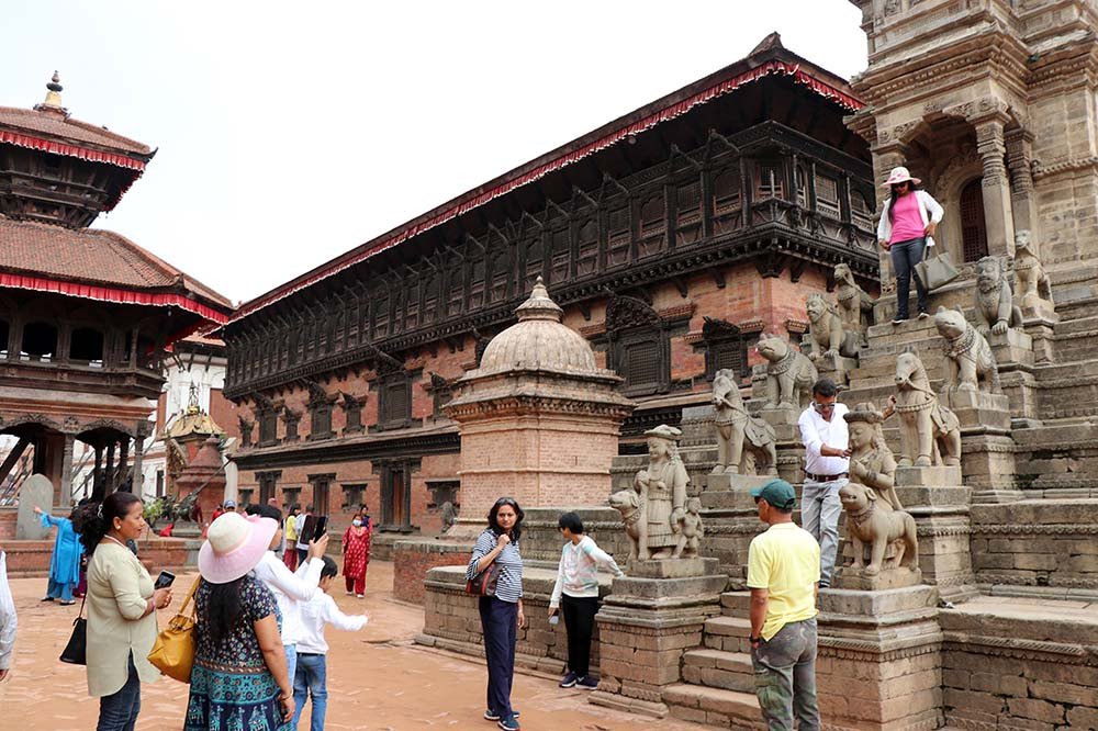 Bhaktapur-Durbar-Square-tourists