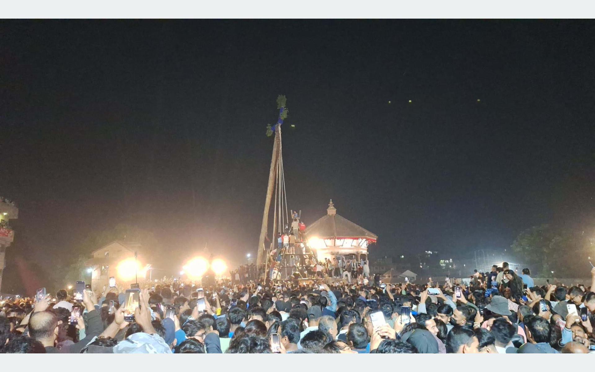 विश्वध्वजासहितको ५५ हातको लिङ्गो उठाइयो