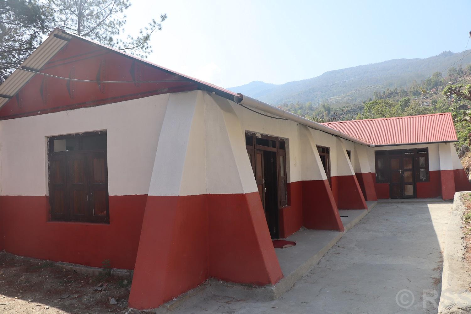   जीर्ण भवनमा जोखिम मोलेर पठनपाठन गर्नुपर्ने बाध्यता हट्यो