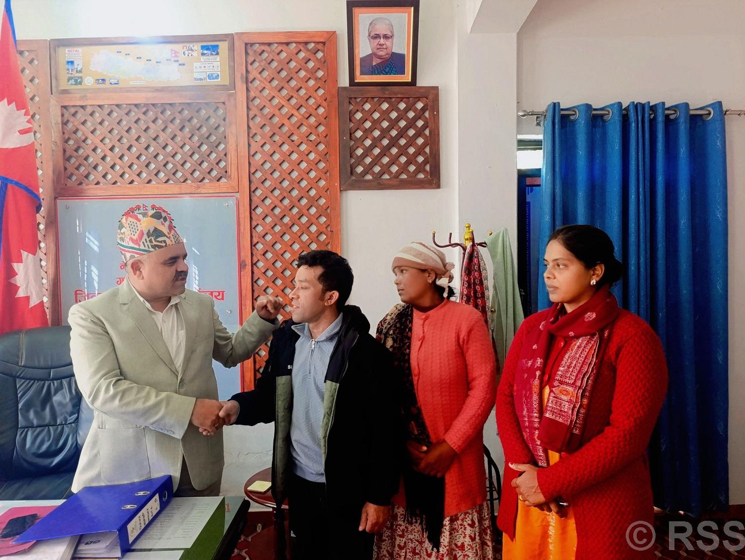डुङ्गा दुर्घटनामा बाँचेका भुवनको तीन महिनापछि उद्धार, बिष्णे अझै बेपत्ता