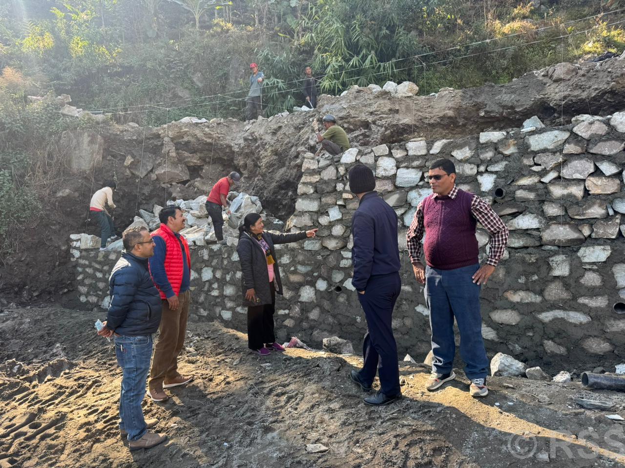 सांसदले भत्काए मापदण्डभन्दा कम चौडाइको कल्भर्ट पर्खाल