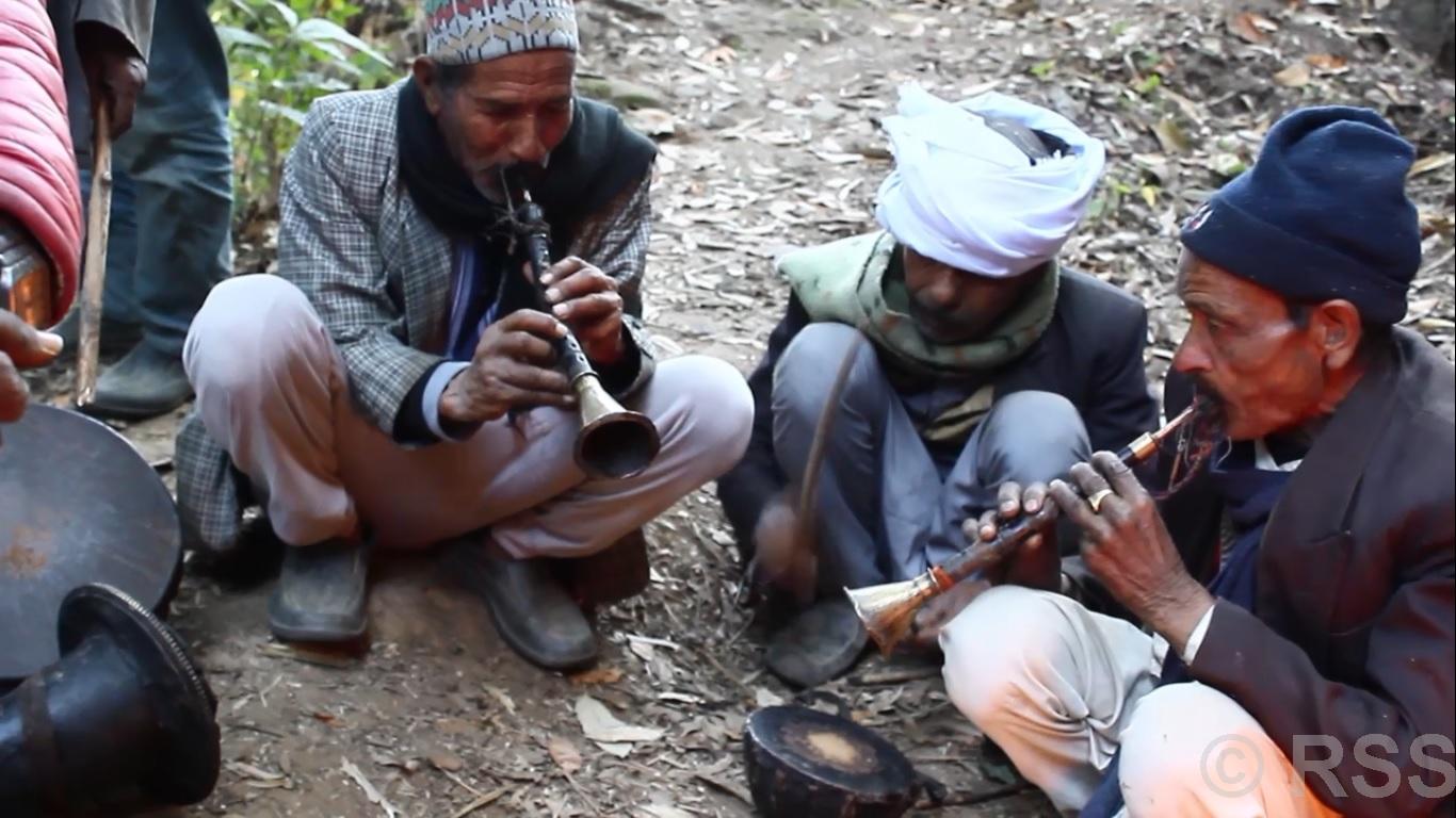   हराउँदै परम्परागत पञ्चेबाजा बजाउने चलन