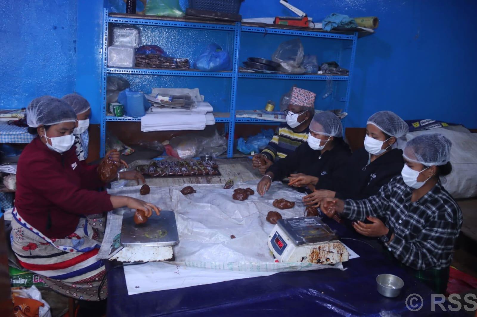   तराईबाट सख्खर ल्याएर परम्परा धान्दै टोखाका चाकु व्यवसायी