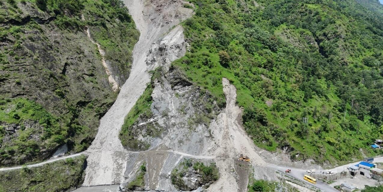   फापरखेतको पहिरोको विकल्पमा बेलिब्रिज बनाउने योजना अन्यौलमा