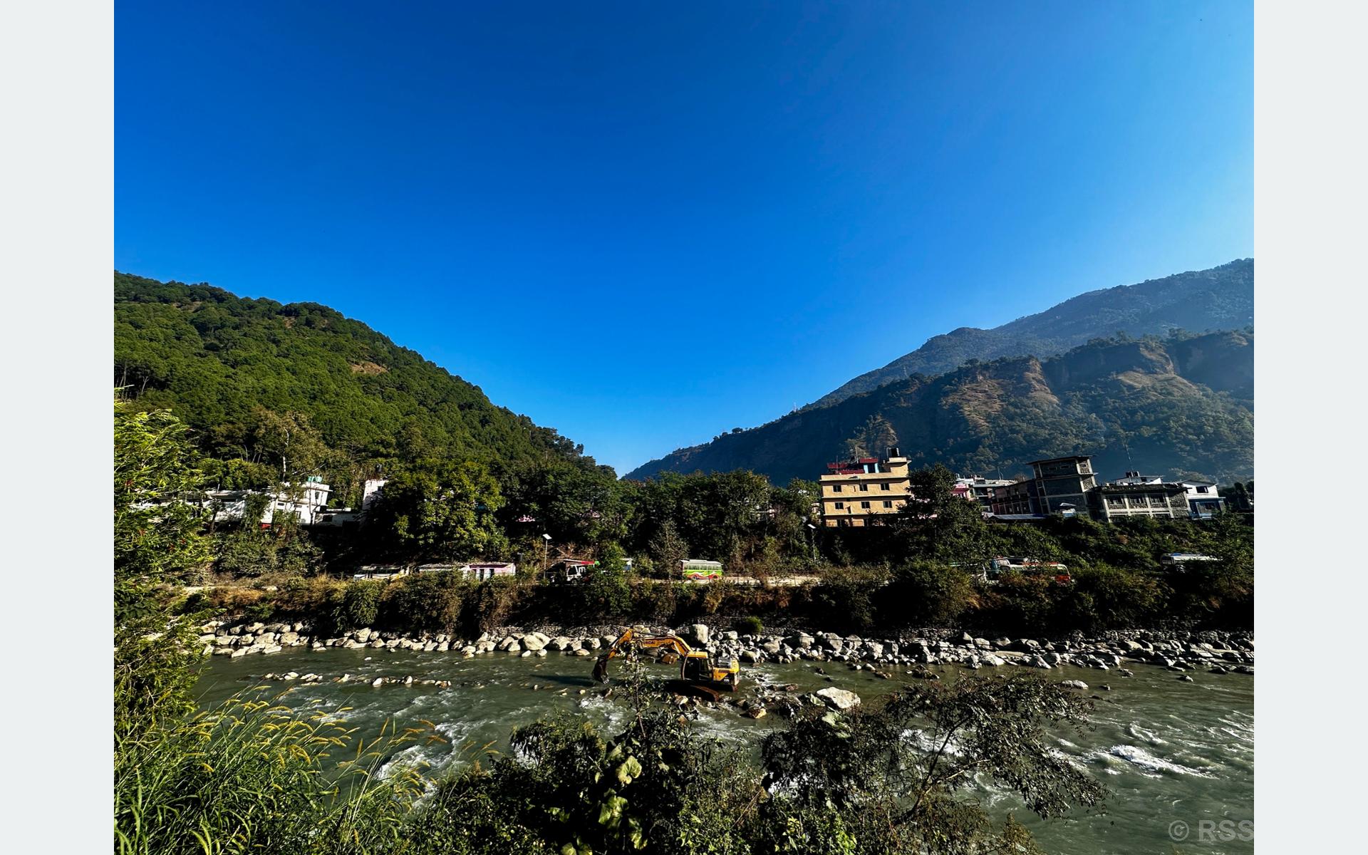   म्याग्दी नदीको सतह घटेपछि पर्खाल निर्माण सुरु