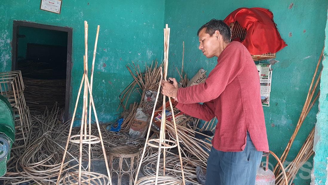   बेतबाँसका सामग्री बेचेर मासिक ७० हजार आम्दानी गर्दै बाधुराम