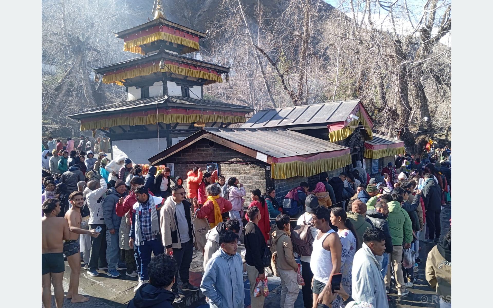   नयाँ वर्षमा १२ हजार भन्दा बढीले गरे मुक्तिनाथको दर्शन