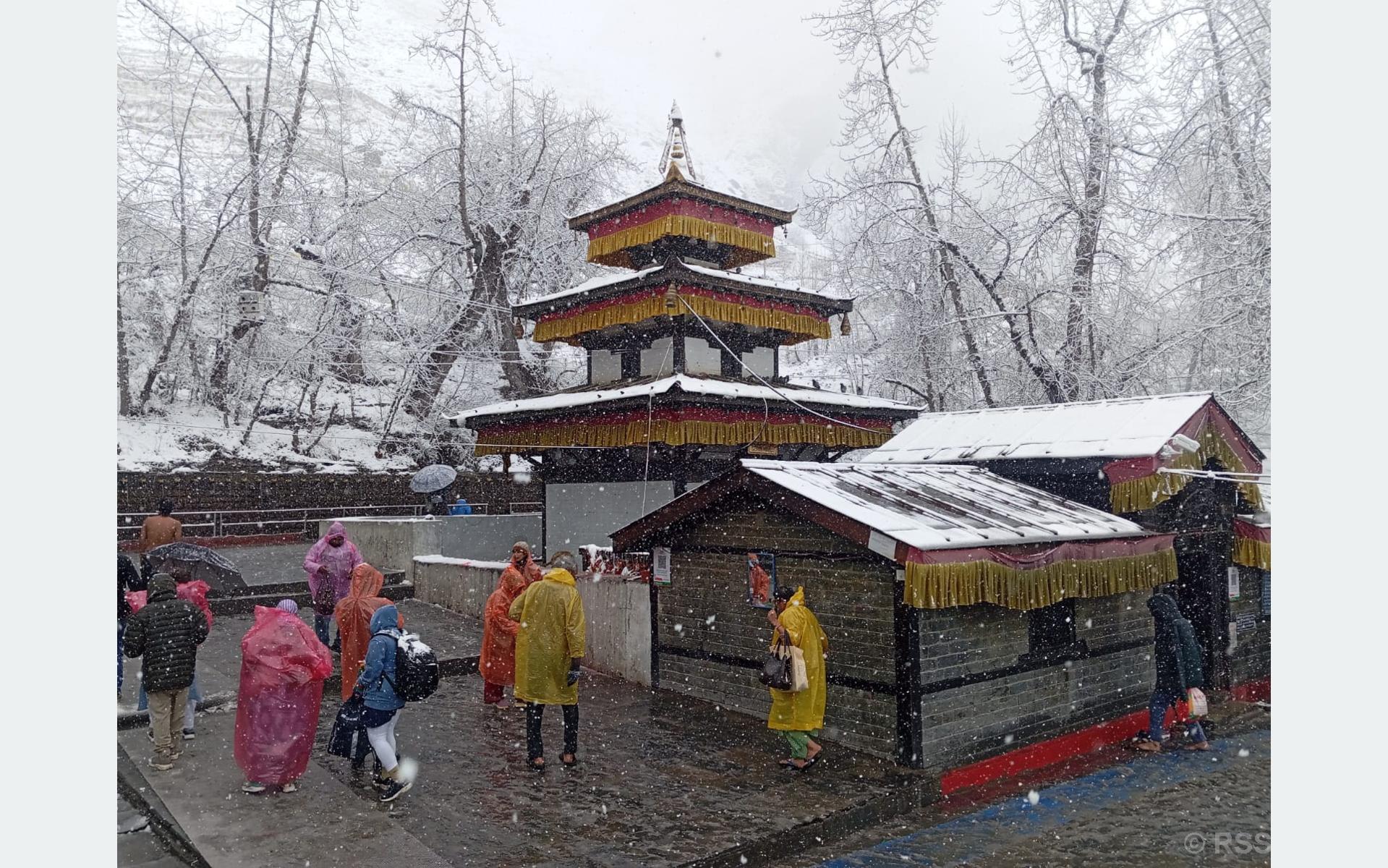   मुस्ताङको तल्लो क्षेत्रमा बाक्लो हिमपात