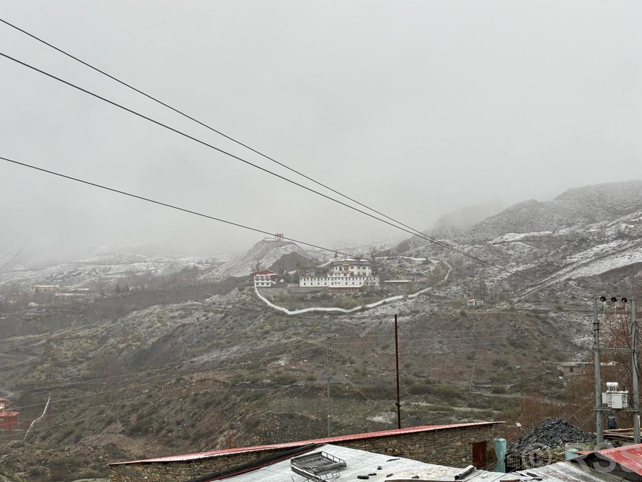   बर्खा लाग्यो, तर हिउँ पर्न छाडेन