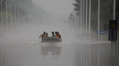 चीनमा भारी वर्षाका कारण ९ हजार भन्दा बढी बिस्थापित, विद्यालयहरू बन्द