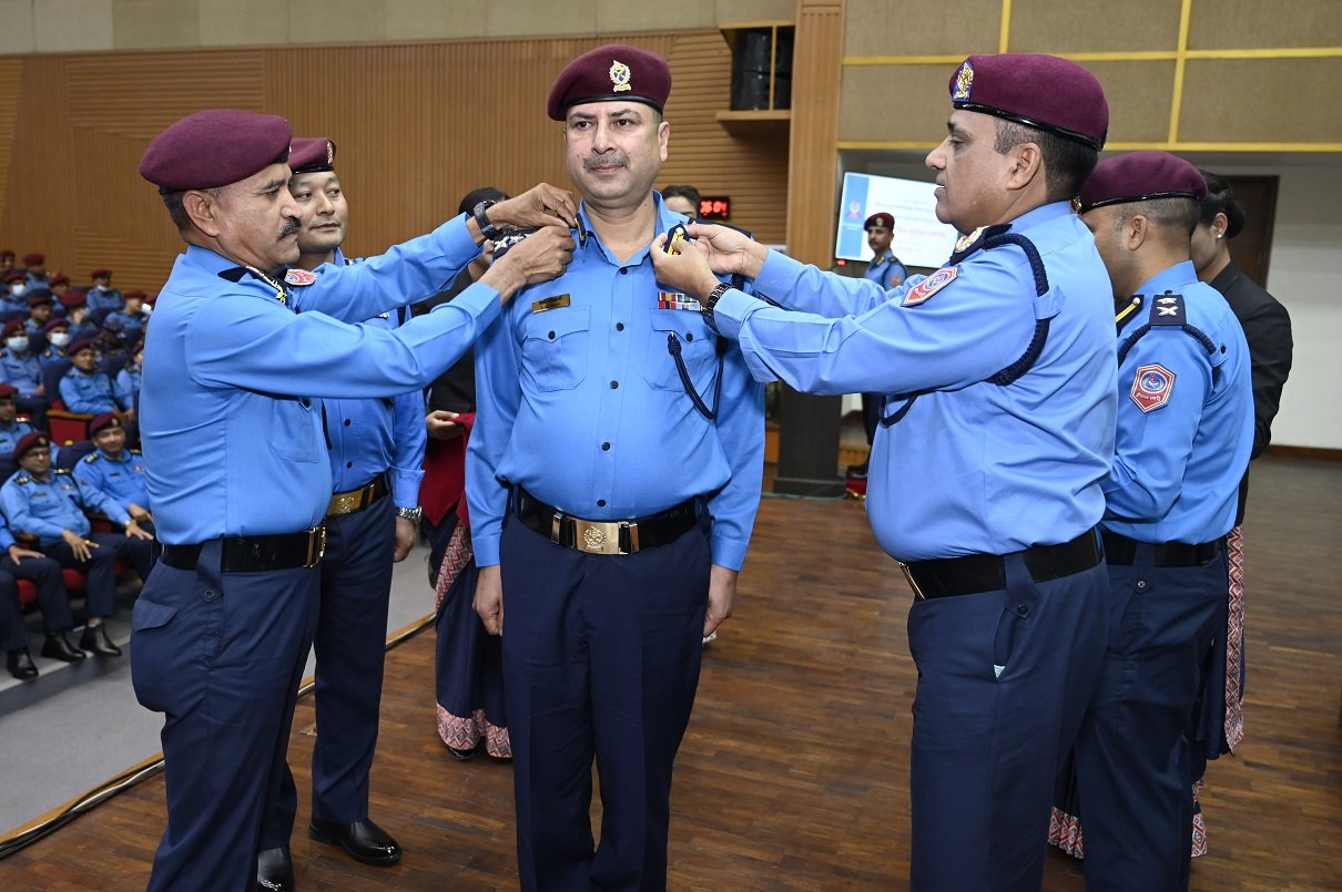 २० जना प्रहरी वरिष्ठ उपरीक्षकहरूलाई दर्ज्यानी चिन्ह प्रदान