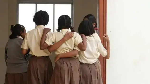   महिनावारी जाँचका लागि कपडा फुकाल्न लगाएको आरोपमा प्रधानाध्यापकसहित २ जना पक्राउ