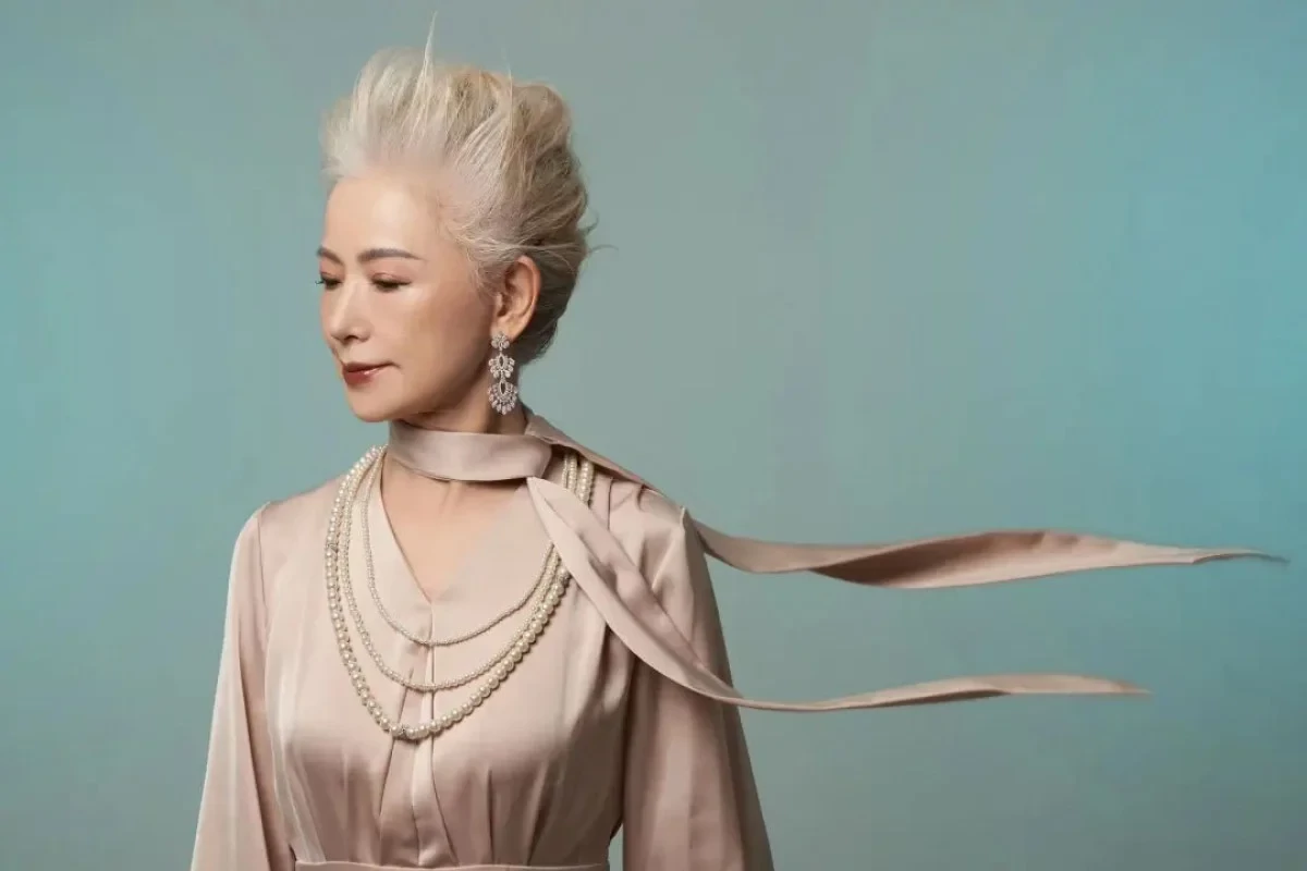 74-Year-Old Shanghai Woman Goes Viral for Fashionable Style and Energetic Lifestyle