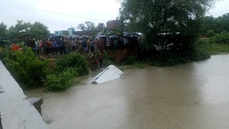   उत्तर प्रदेश : बोलेरो दुर्घटनामा एकै परिवारका ९ जनासहित ११ जनाको मृत्यु