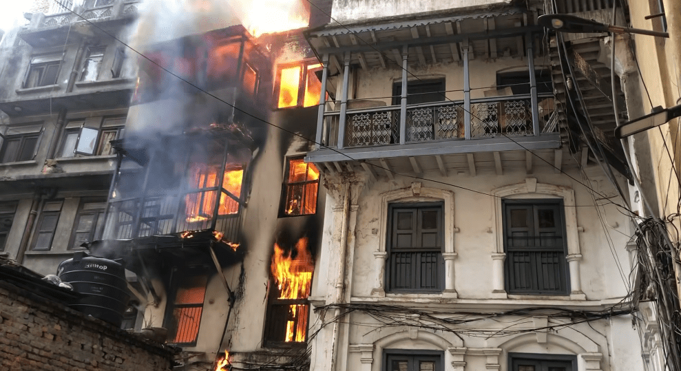 मखन टोलको आगलागी अझै नियन्त्रणमा आएन, एक जनाको मृत्यु
