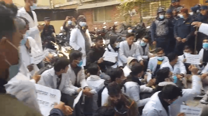 १२०० जना विद्यार्थी बस्न ४०० सिटको होस्टेल, कलेजले बेवास्ता गरेपछि आन्दोलन
