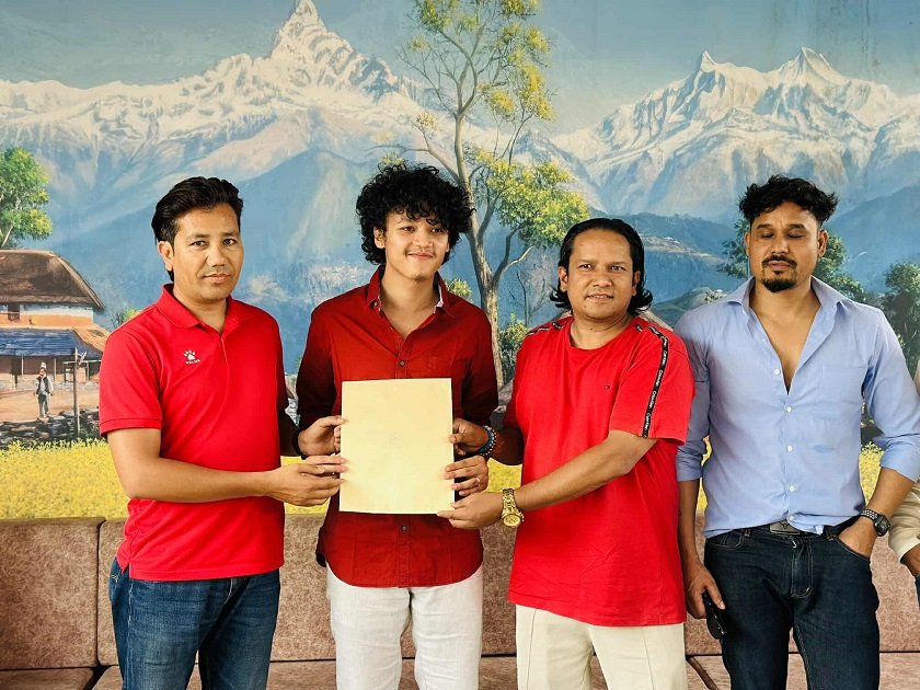 टिकटकबाट उदाएका आयुषले अब फिल्म खेल्ने