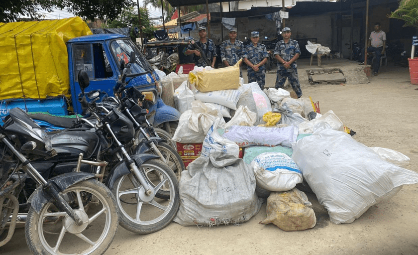 सशस्त्र प्रहरीद्वारा धनुषाबाट १९ लाख बराबरको अवैध सामाग्री बरामद