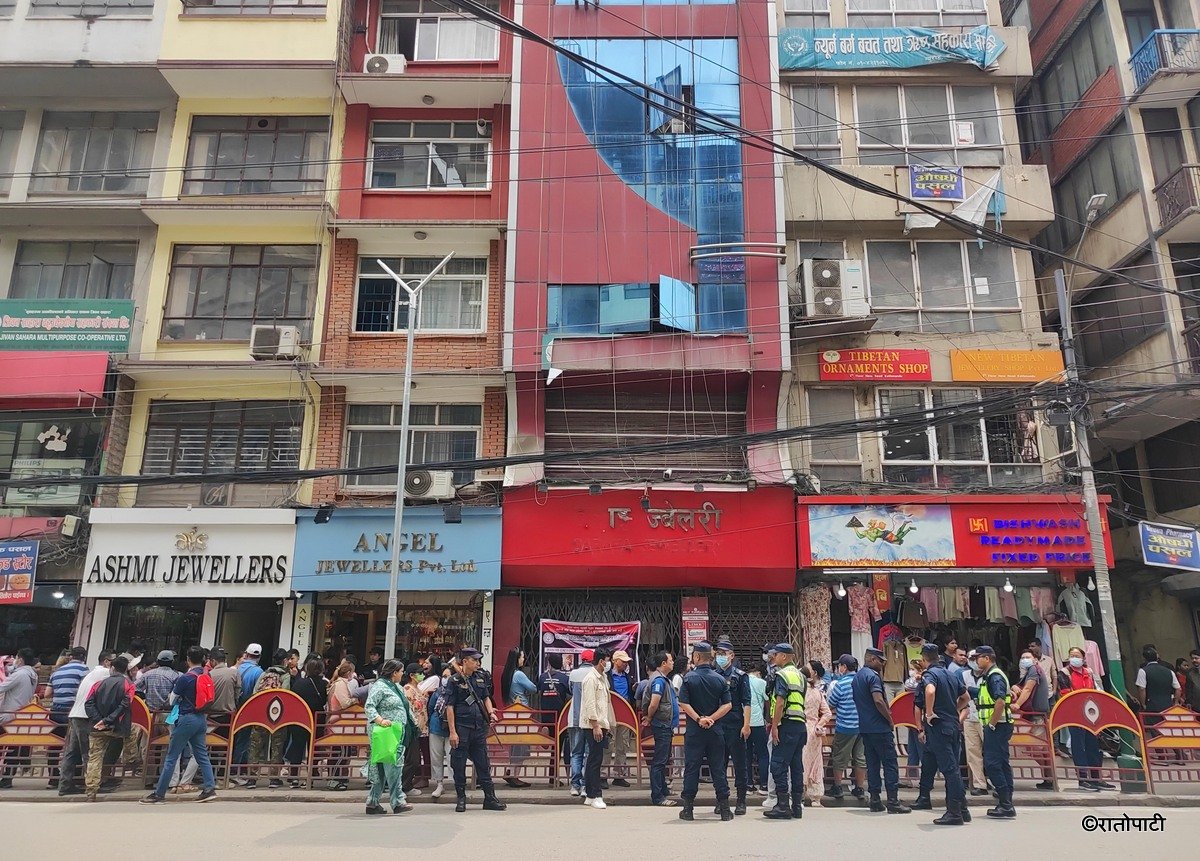 न्युरोडस्थित सहकारीको भवन अगाडि पीडित बचतकर्ताको खबरदारी, तस्बिरहरू