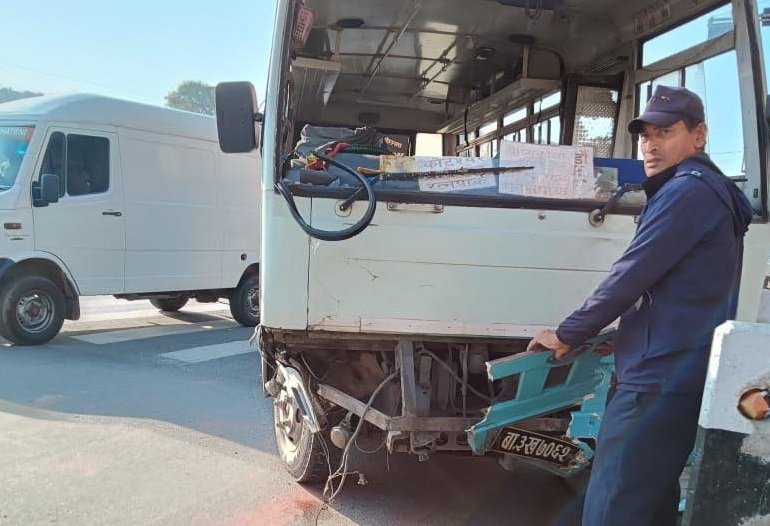 तीनकुनेमा बसले भ्यान  र मोटरसाइकललाई ठक्कर दिँदा एकको मृत्यु, तीन जना घाइते