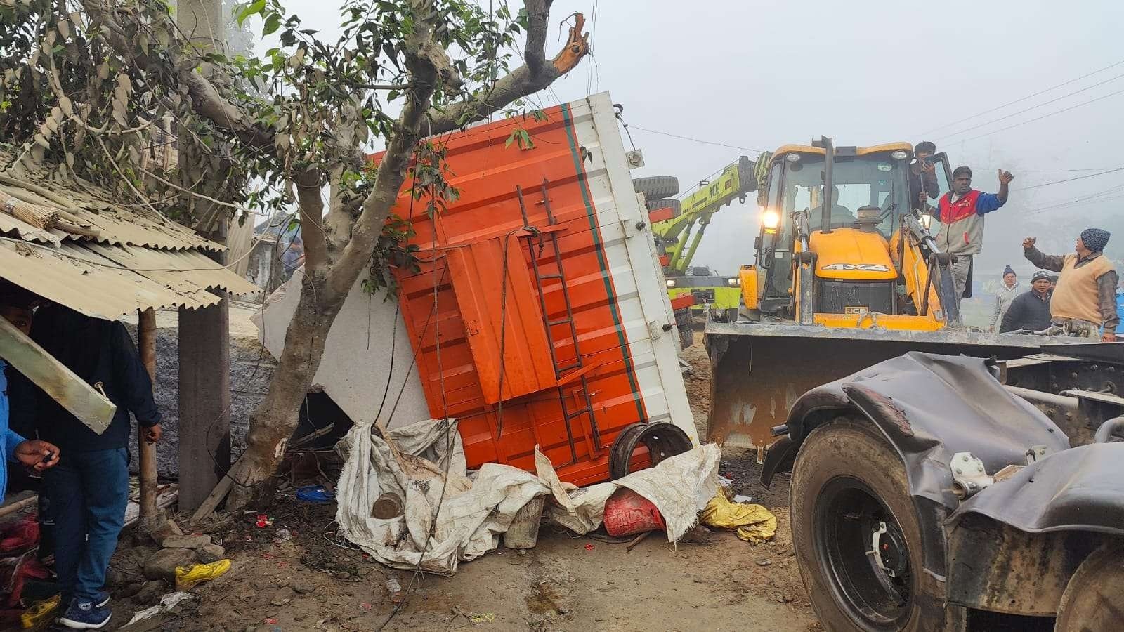 मालवाहक ट्रक पल्टिँदा तीन बालबालिकासहित चार जना घाइते, स्थानीय आक्रोशित