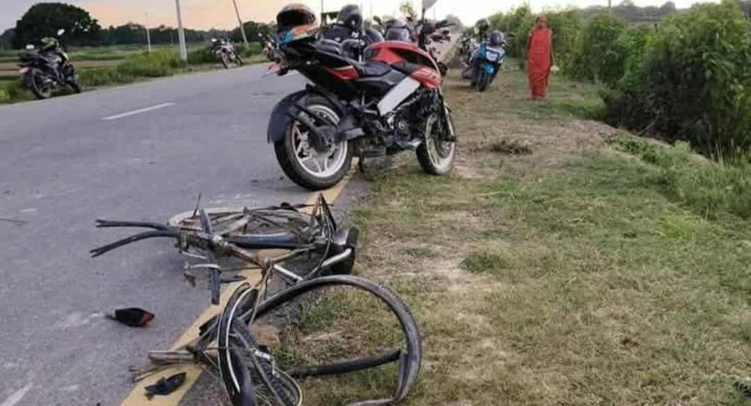 सिरहामा मोटरसाइकल र साइकल आपसमा ठोक्किँदा तीन जनाको मृत्यु