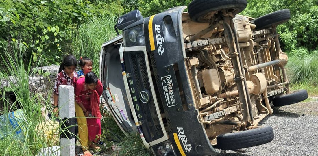 सुर्खेतमा फोर्स गाडी दुर्घटना : १९ जना घाइते, ३ जनाको अवस्था गम्भीर