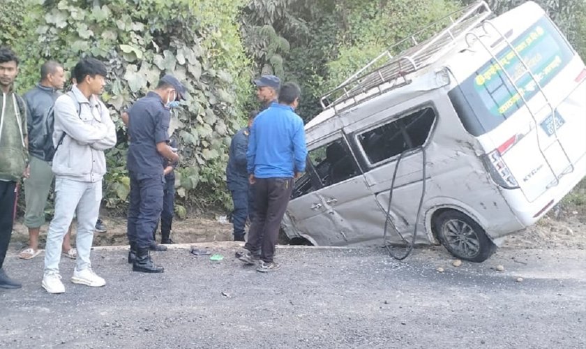 बाइकलाई ठक्कर दिएर भाग्दा गाडी नालीमा खस्यो, एकको मृत्यु