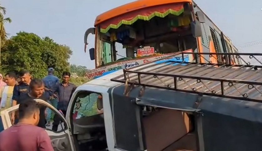 सर्लाहीमा बसले म्याजिक भ्यानलाई ठक्कर दिँदा २२ वर्षीय युवतीको मृत्यु, ८ जना घाइते