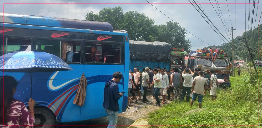   तीन वटा सवारी साधन एकआपसमा ठोक्किँदा ३१ जना घाइते