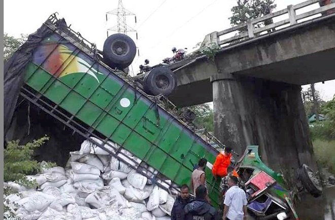 भैरहवाबाट रासायनिक मल लिएर नेपालगन्ज जाँदै गरेको ट्रक दाङमा दुर्घटना