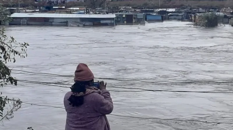 दक्षिण अफ्रिका आएको बाढीले स्कुल बस बगायो, बाढीका कारण ४९ जनाको मृत्यु