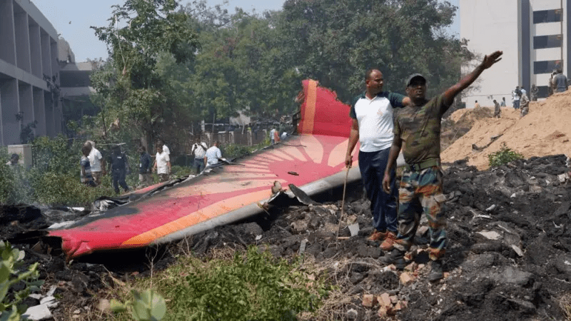 विमानमा सवार २४२ जनामध्ये एक जनामात्रै बाँचे