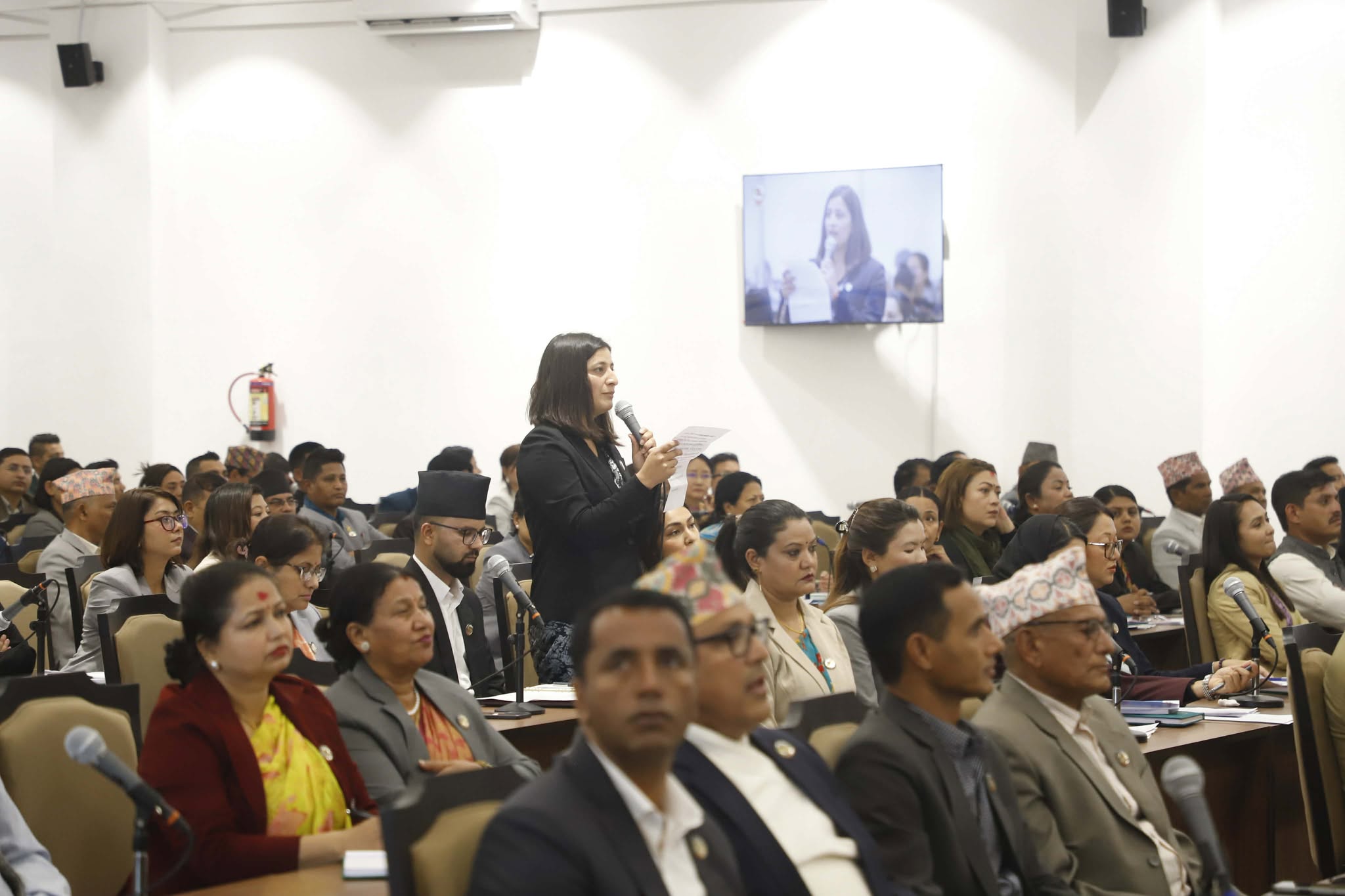सांसद आकृति अवस्थीको प्रश्न : विद्यालय पोसाकमा रहेका विद्यार्थीलाई ताकी ताकी गोली हान्ने व्यवस्था कुन कानुनमा छ ?