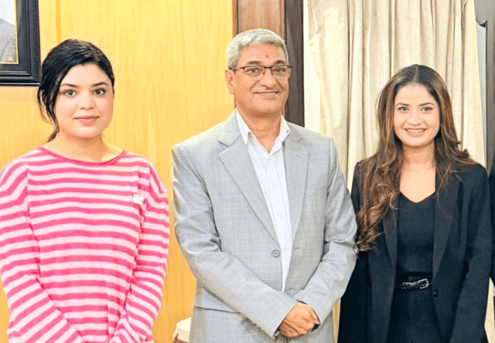 गायिकाद्वय एलिना र समीक्षाले भेटे गृहमन्त्रीलाई