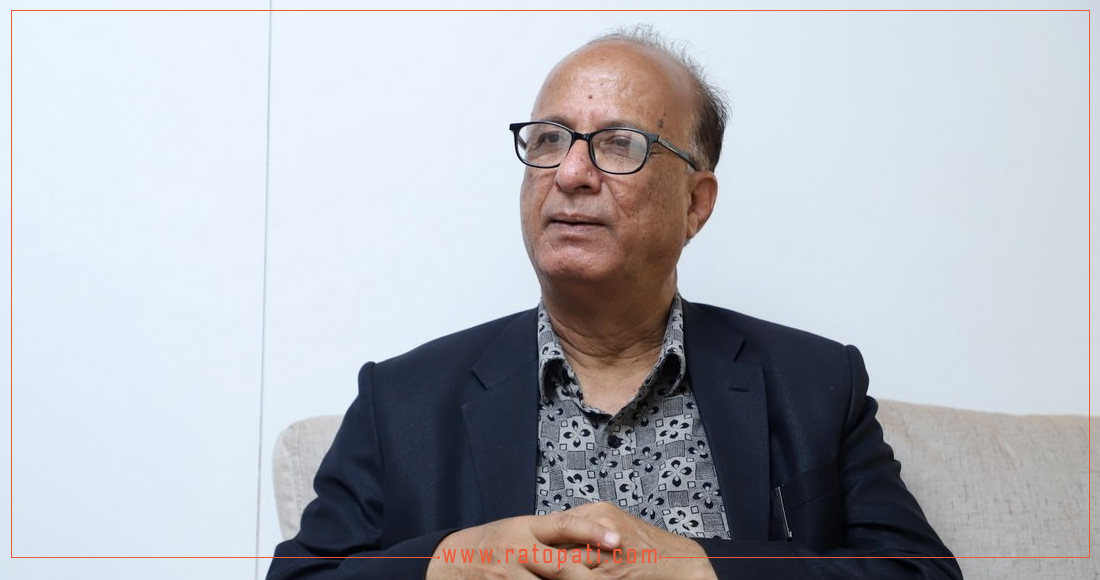   खण्डहरको छेउमा उभिएर