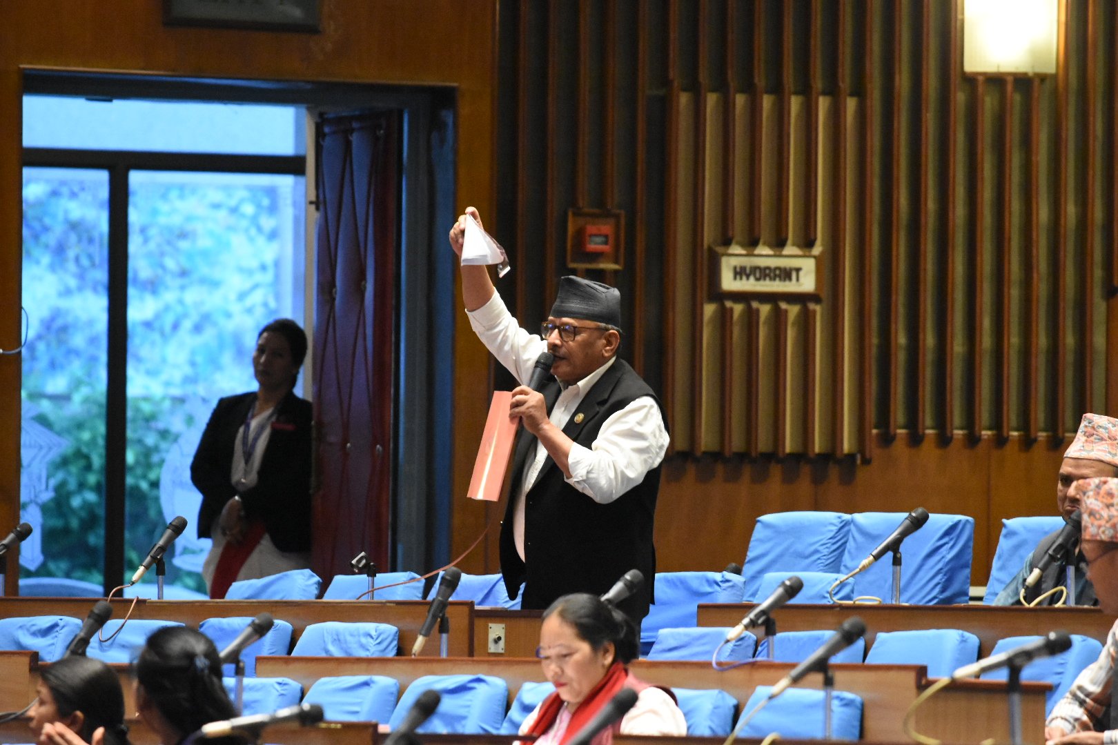 संसदभित्रै सांसद थापाले च्याते बजेट किताब