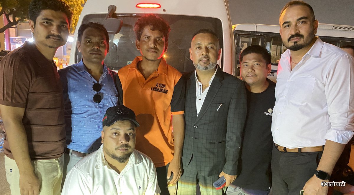   यूएईमा अलपत्र परेका रानाभाटलाई वडाध्यक्ष थापाले मध्यरातमा गरे उद्धार, आफ्नै खर्चमा नेपाल फर्काउने