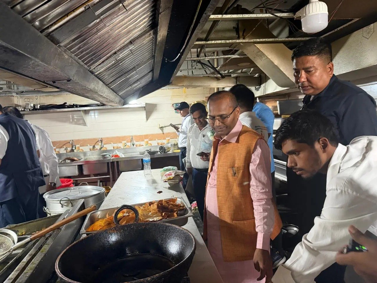 लालबन्दीका होटलमा गृहमन्त्री महतोको आकस्मिक अनुगमन