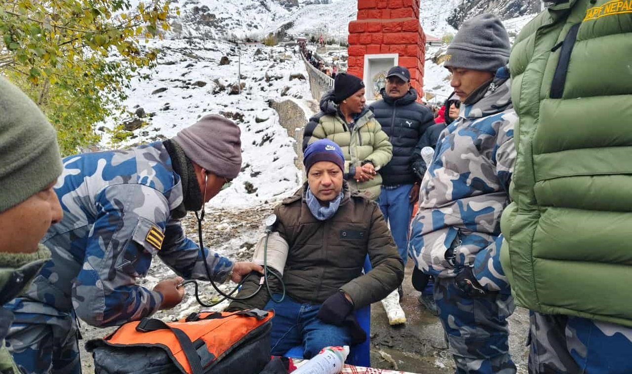   मुस्ताङमा हिमपात र चिसोबाट प्रभावित पर्यटकको उपचारमा सशस्त्रको टोली खटियाे