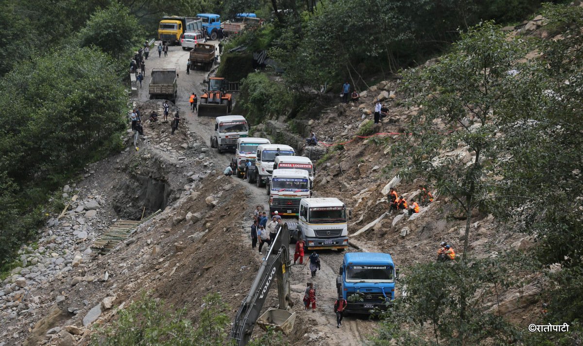 पहिरोले अवरुद्ध अरनिको राजमार्ग अझै निर्बाध सञ्चालनमा आएन (तस्बिरहरू)