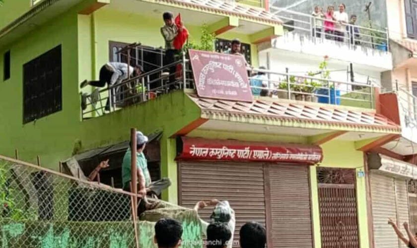 अर्घाखाँचीमा कांग्रेस, एमाले र रास्वपा कार्यालय तोडफोड