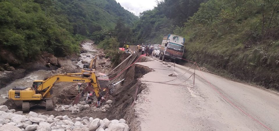   राजमार्ग विस्तार सुरक्षित तरिकाले गर्न निर्देशन