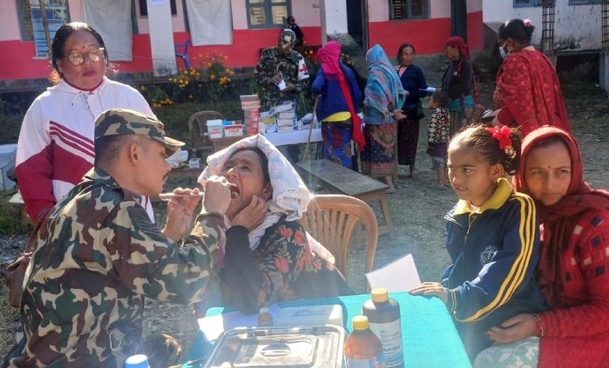   ताकममा सेनाको स्वास्थ्य शिविर: करिब दुई सय जना लाभान्वित
