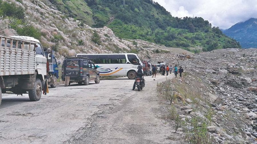 पहिरोले अवरुद्ध अरनिको राजमार्ग खुल्यो