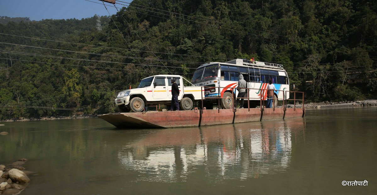   भोजपुर-सङ्खुवासभा जोड्ने अरुण नदीमा पक्की पुल नहुँदा नागरिक हैरान (तस्बिरहरू)
