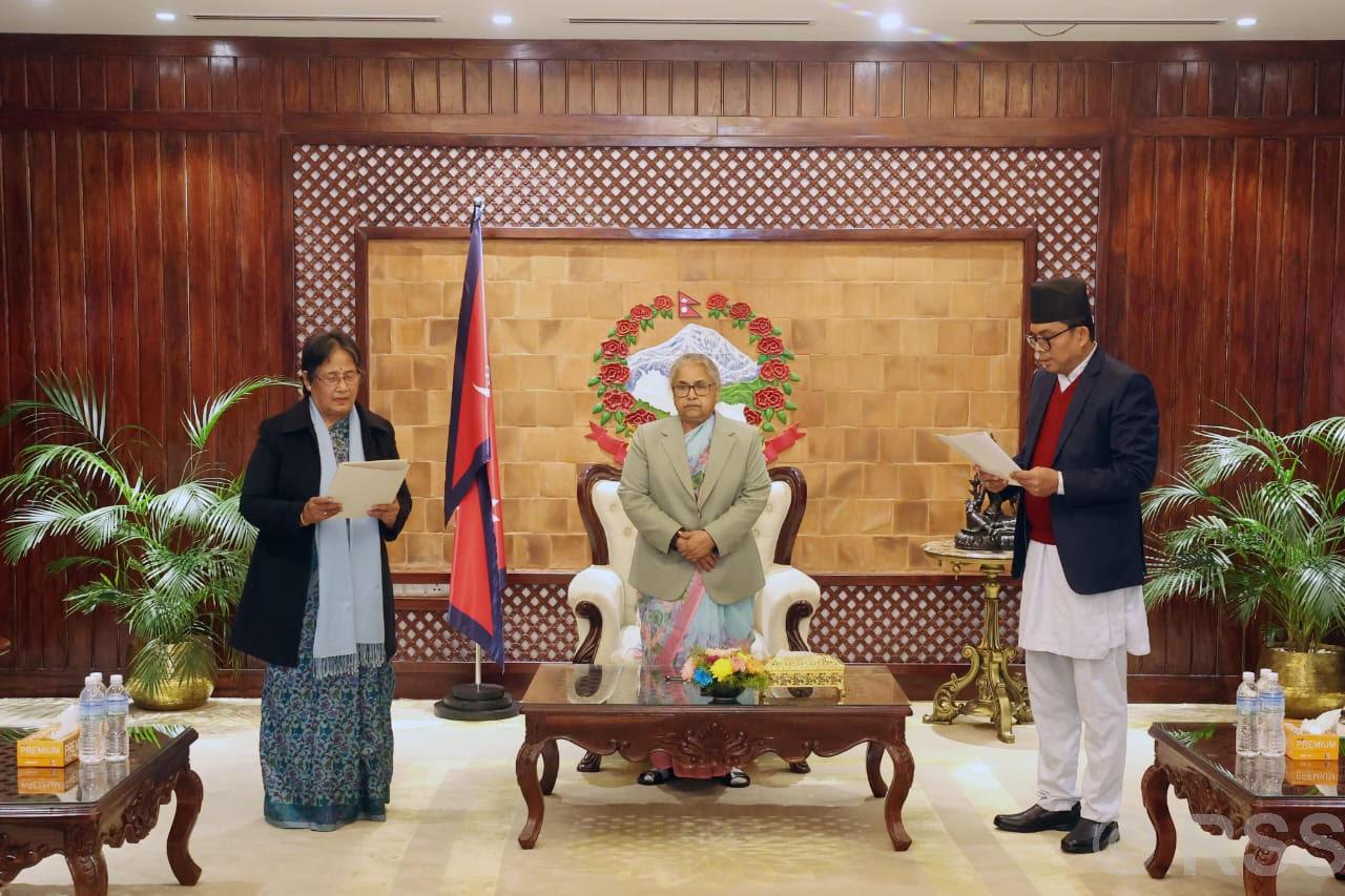   राष्ट्रिय योजना आयोगका उपाध्यक्ष र सदस्यले लिए प्रधानमन्त्रीसमक्ष शपथ