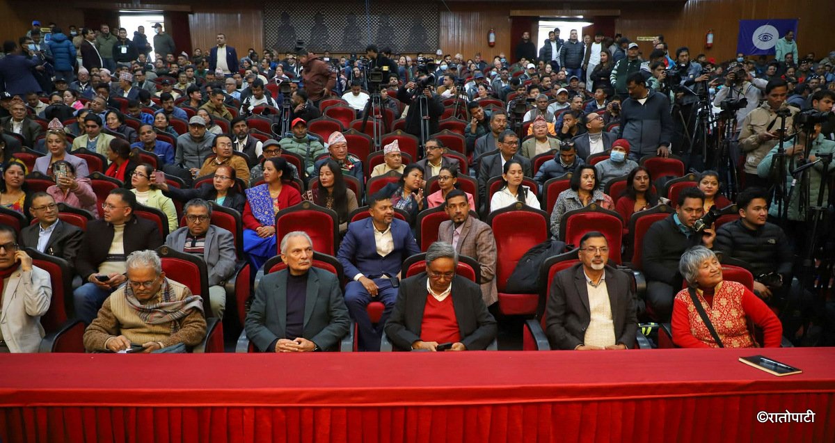   राष्ट्रिय सभा गृहमा मञ्चबिनै बाबुराम–जनार्दनको एकता सभा (फोटो फिचर)