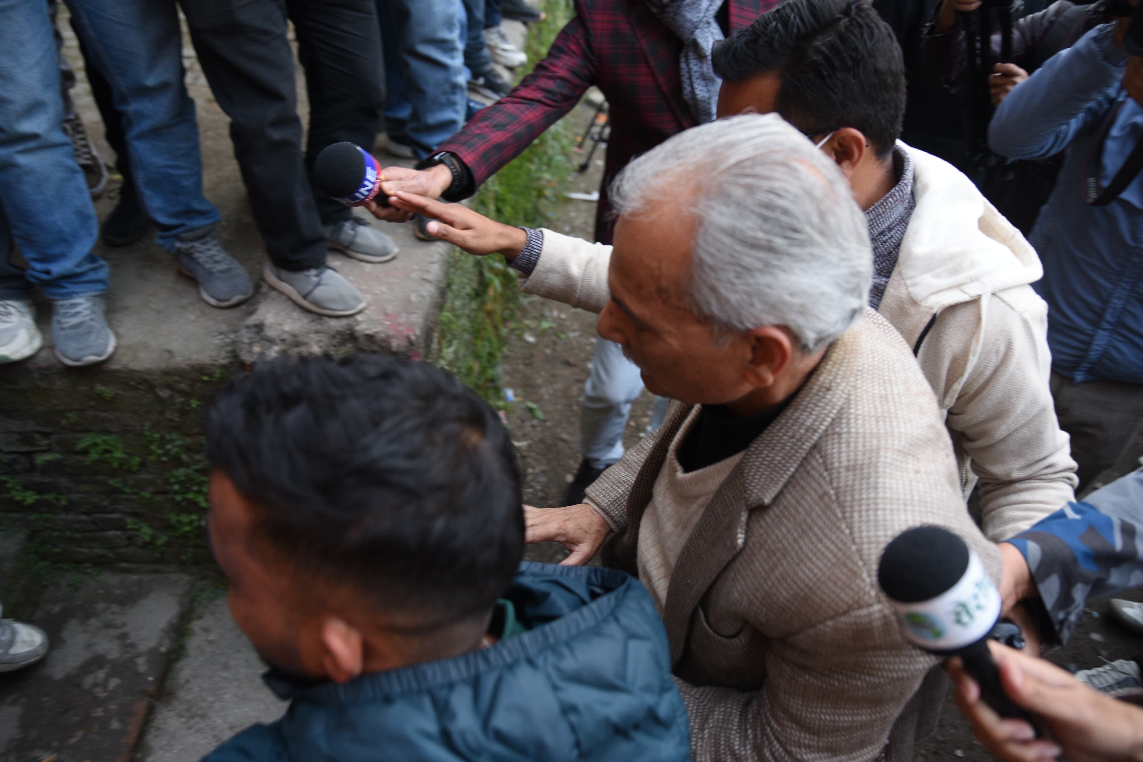 बालेनसँग छलफलमा पूर्वप्रधानमन्त्री भट्टराई