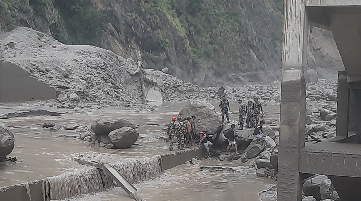 भोटेकोशी नदीमा बाढी : ३ जना प्रहरीसहित २० जना अझै बेपत्ता (सूची)